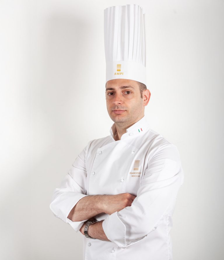 Francesco Boccia, chef e maestro pasticciere pluricampione italiano e mondiale, docente del corso di pasticceria all’Agenzia Formativa Dante Alighieri, in divisa bianca con toque alta AMPI.