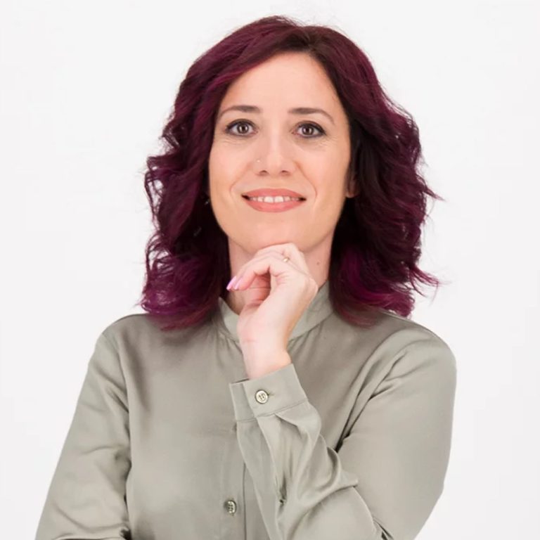 Ritratto della dott.ssa Mara Alvaro, chimica farmaceutica ed esperta in formulazione cosmetica, docente di scienze cosmetiche all’Agenzia Formativa Dante Alighieri.