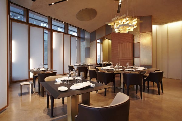 Sala elegante del Ristorante Berton a Milano, ambiente raffinato con arredi moderni e mise en place curata.