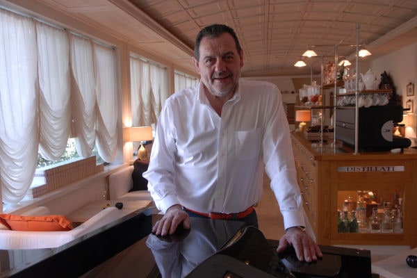Gianfranco Vissani all’interno di Casa Vissani, ritratto sorridente nella sala luminosa del ristorante.