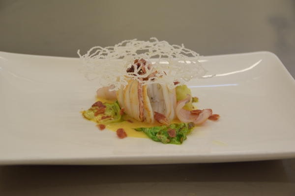 Involtino di pesce su letto di verdure con guarnizione croccante, ricetta gourmet dello chef Fabrizio Ferrari.