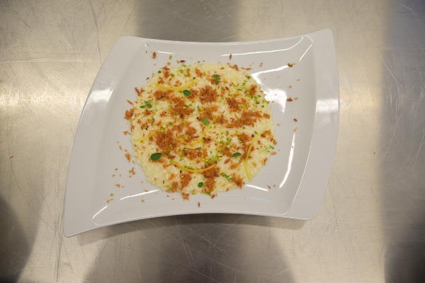 Risotto cremoso con erbe aromatiche e crumble croccante, ricetta dello chef Fabrizio Ferrari per il corso di cucina.