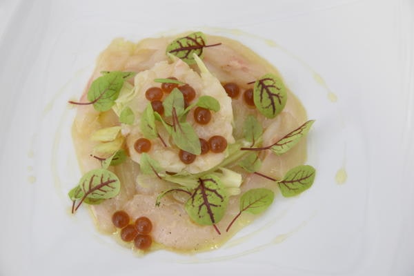 Carpaccio raffinato con verdure fresche e perle aromatiche, creazione dello chef stellato Michelin Gionata Bignotti.