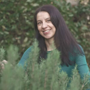 Sara Petrucci, agronomo e docente del corso di fiorista professionale, ritratta tra le piante