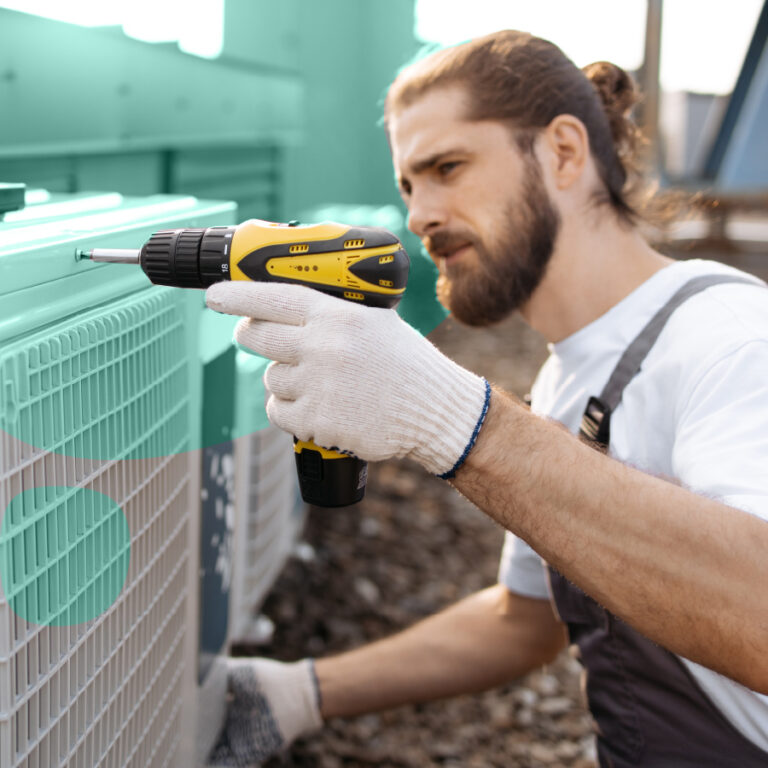 Tecnico frigorista installa un’unità di climatizzazione durante il corso di caldaista e frigorista professionale con stage garantito