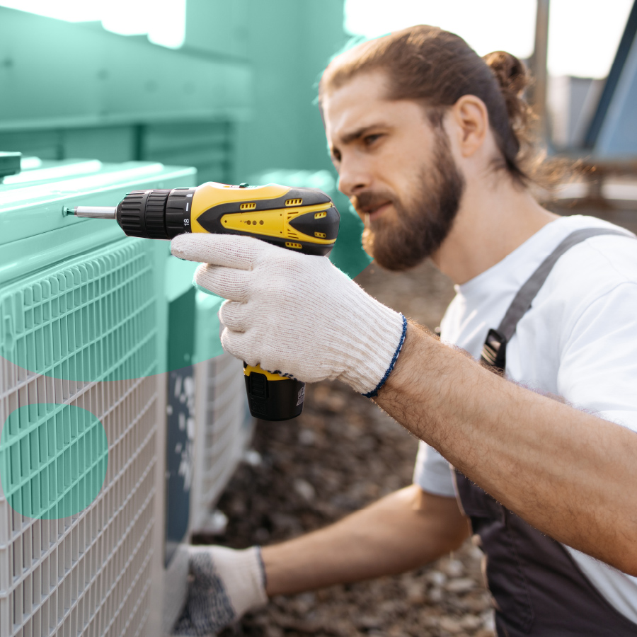 Tecnico frigorista installa un’unità di climatizzazione durante il corso di caldaista e frigorista professionale con stage garantito